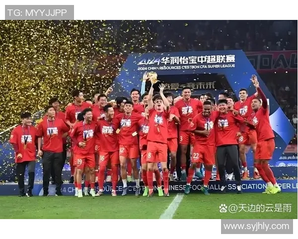 球星深情亲吻足球展现热爱精神传递激情点燃赛场无尽魅力